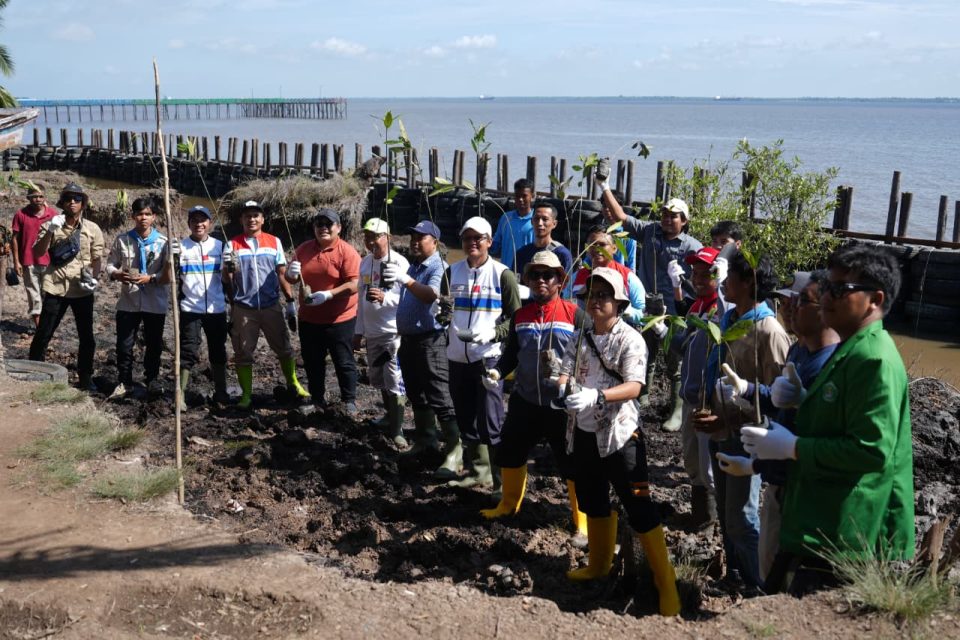 Gerakan Penanaman Mangrove di Pesisir Mundam, Kota Dumai